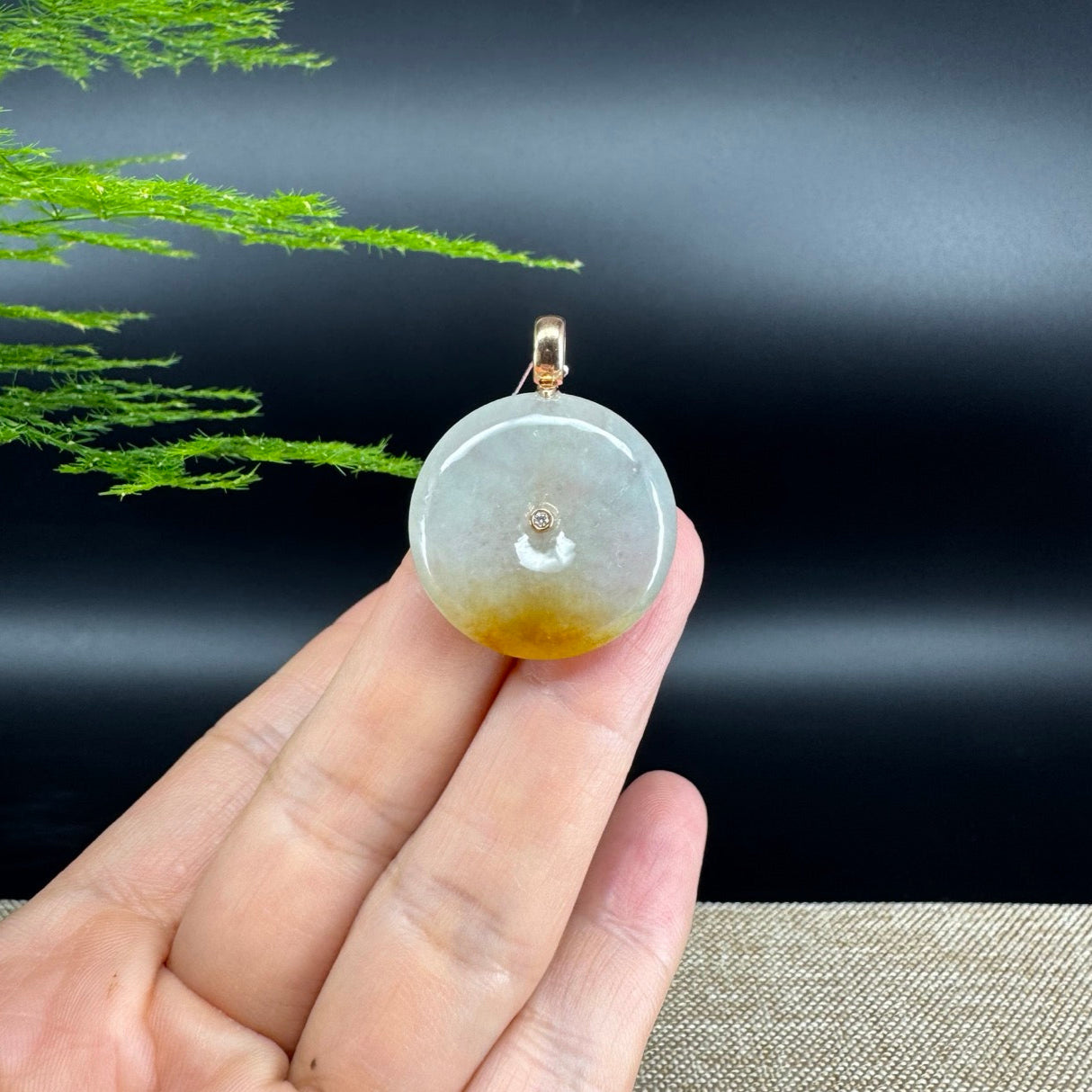 The pendant shape of the koukou.The pendant color is icy yellow.