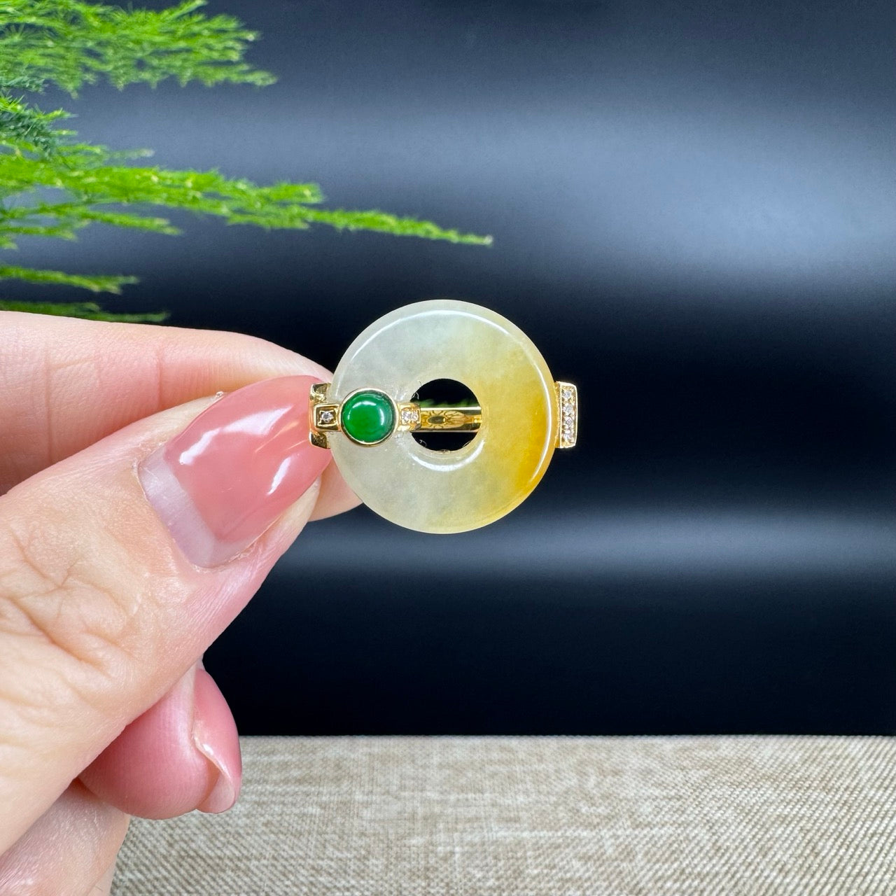 The pendant shape of the koukou.The pendant color is yellow green.