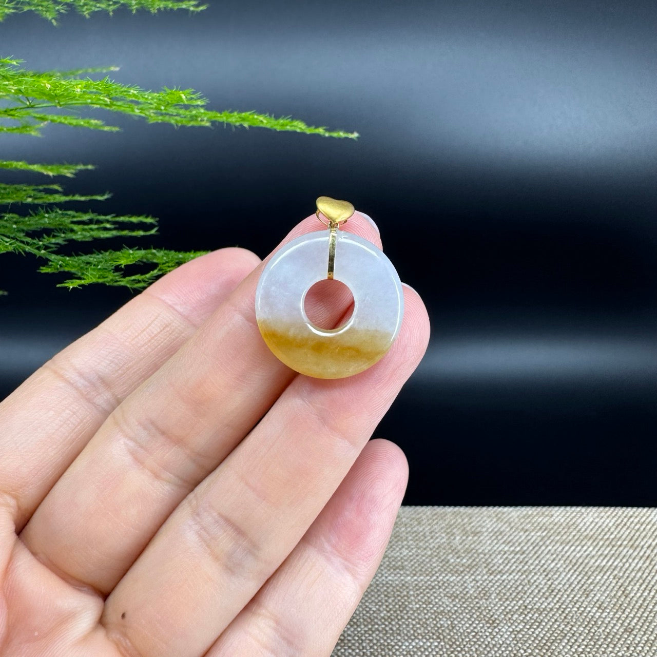 The pendant shape of the koukou.The pendant color is icy yellow.
