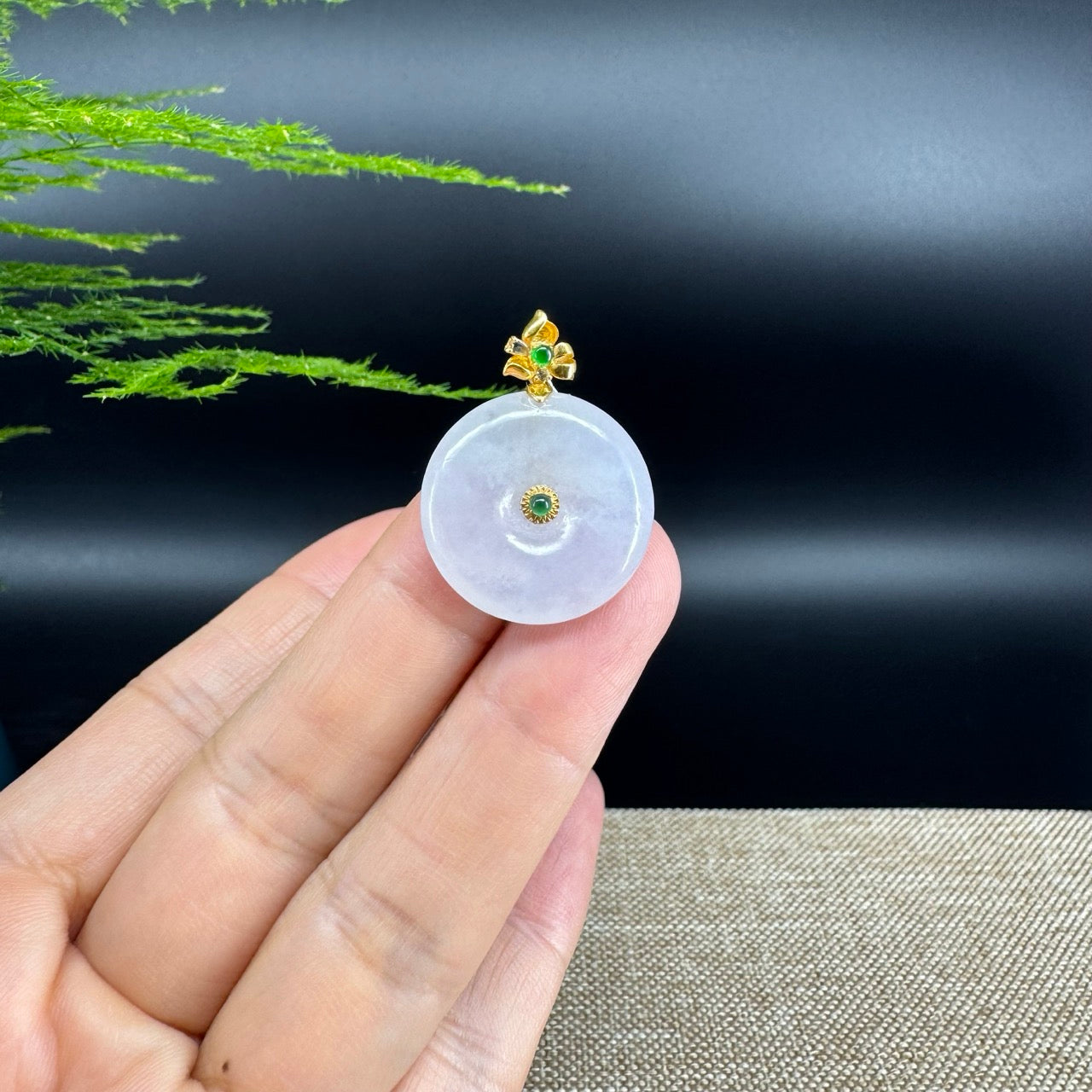 The pendant shape of the koukou.The pendant color is icy lavender.