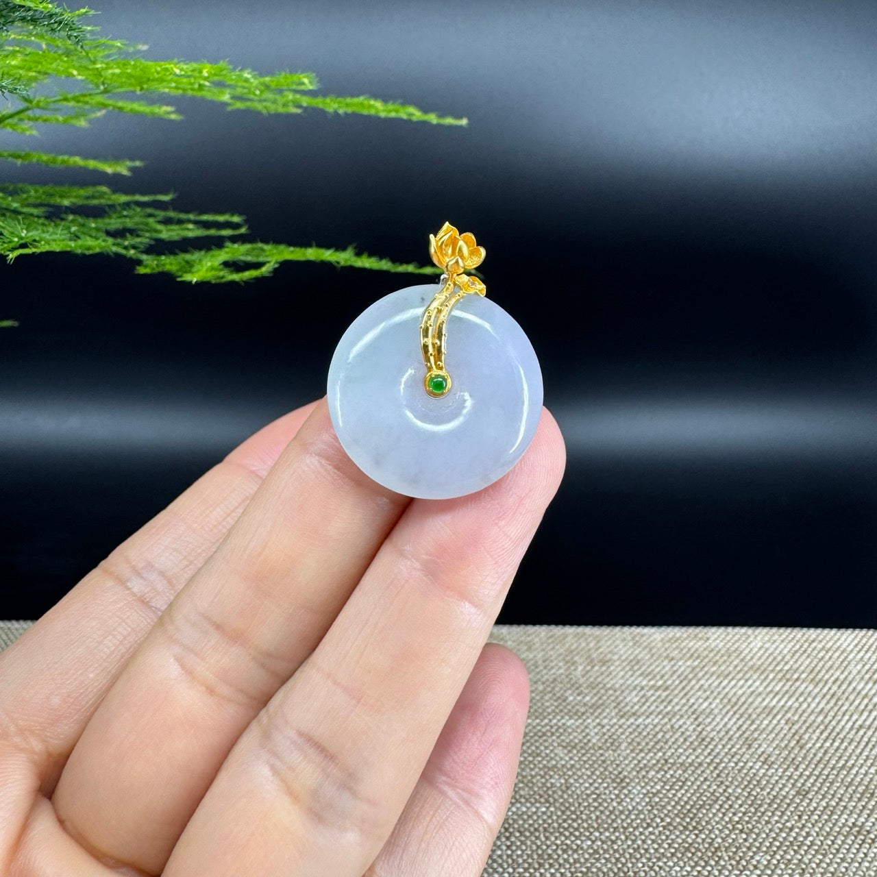 The pendant shape of the koukou.The pendant color is lavender.