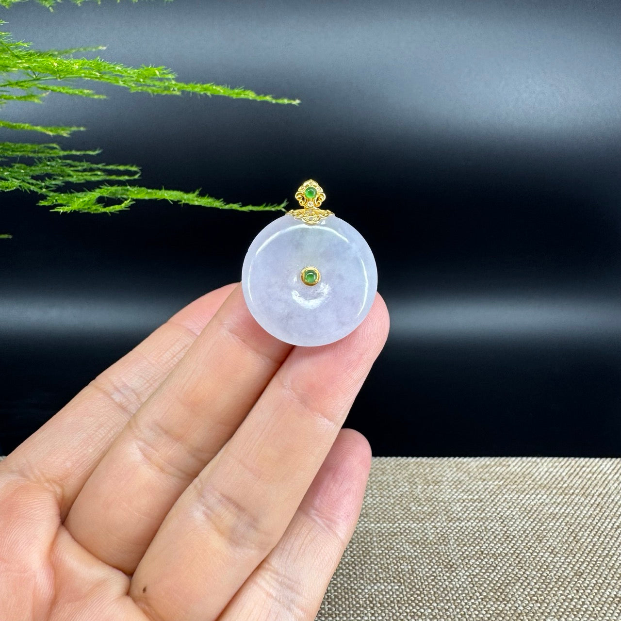 The pendant shape of the koukou.The pendant color is lavender.