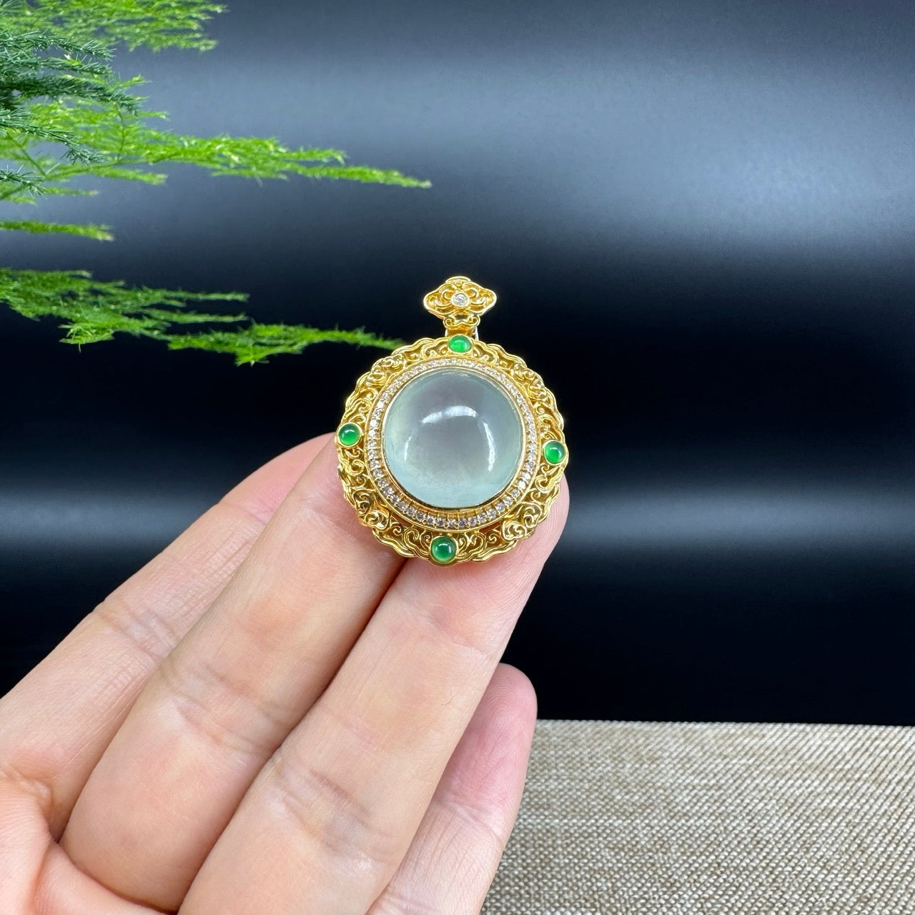 The pendant shape of the round.The pendant color is icy