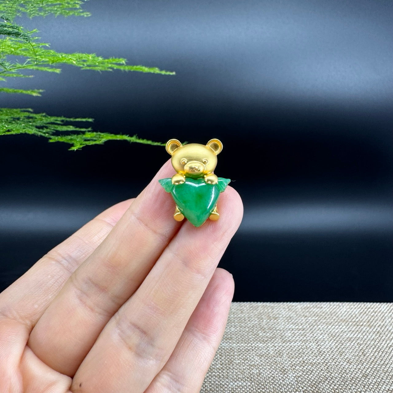 The pendant shape of the heart.The 18k yellow gold bail shape of the bear.The pendant color is imperial green.