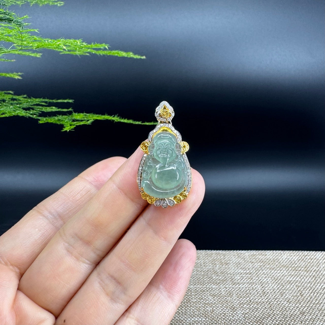 The pendant shape of the money saint.The pendant color is icy green.