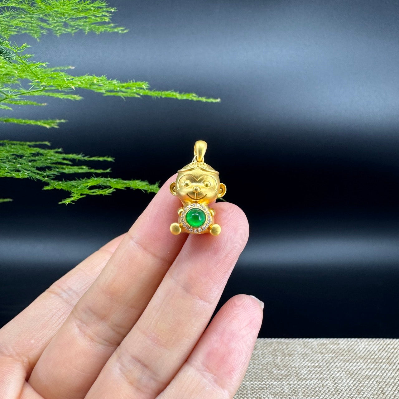 The pendant shape of the monkey.The pendant color is imperial green.
