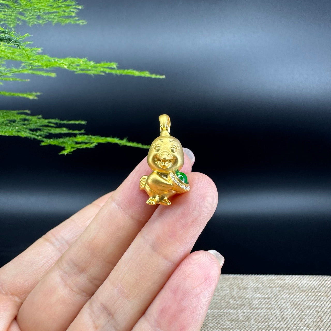 The pendant shape of the rooster.The pendant color is imperial green.