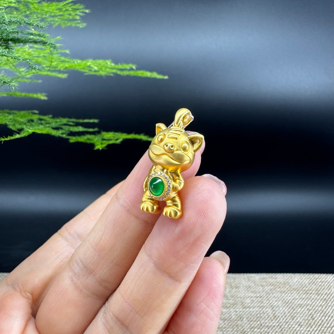 The pendant shape of the tiger.The pendant color is imperial green.
