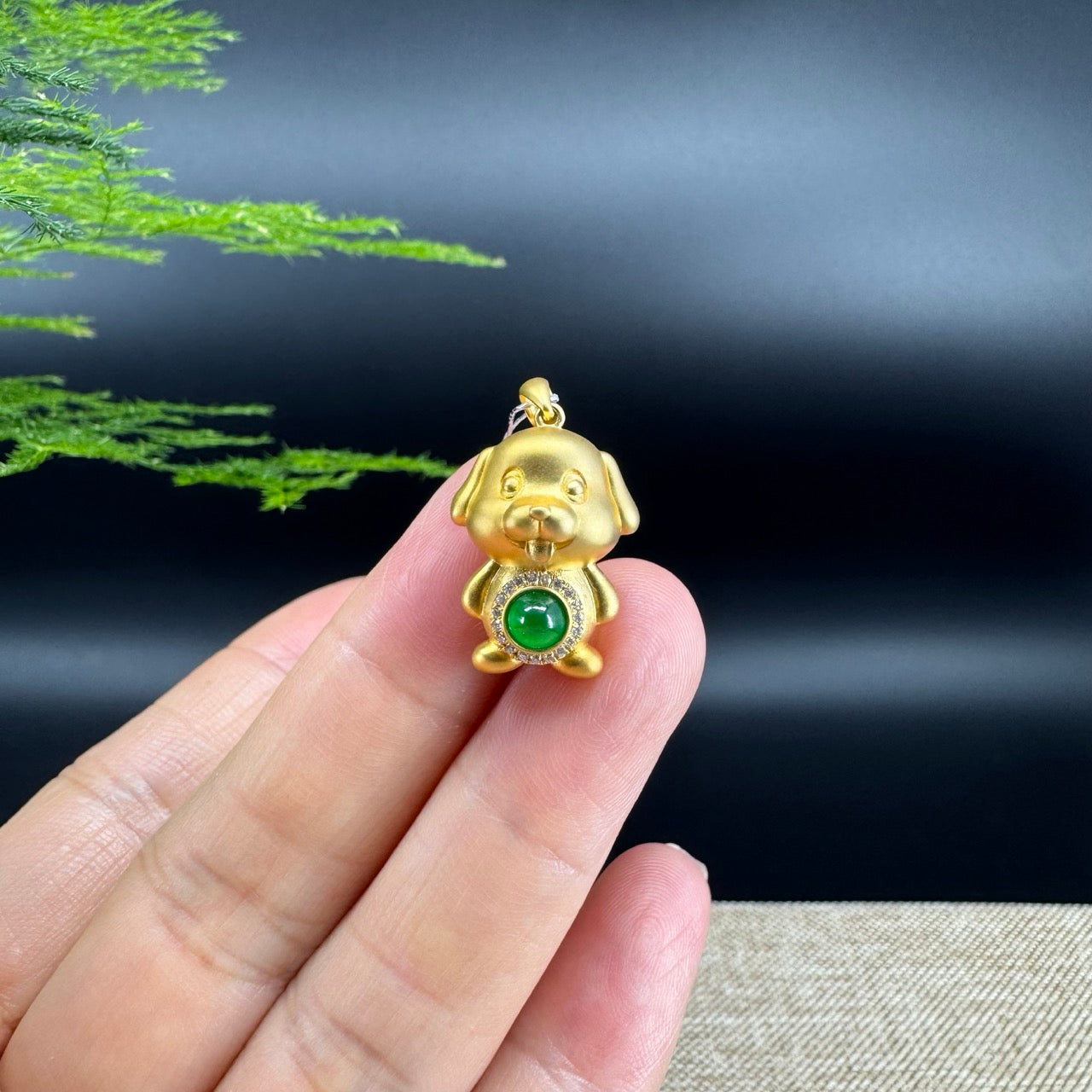 The pendant shape of the dog.The pendant color is imperial green.