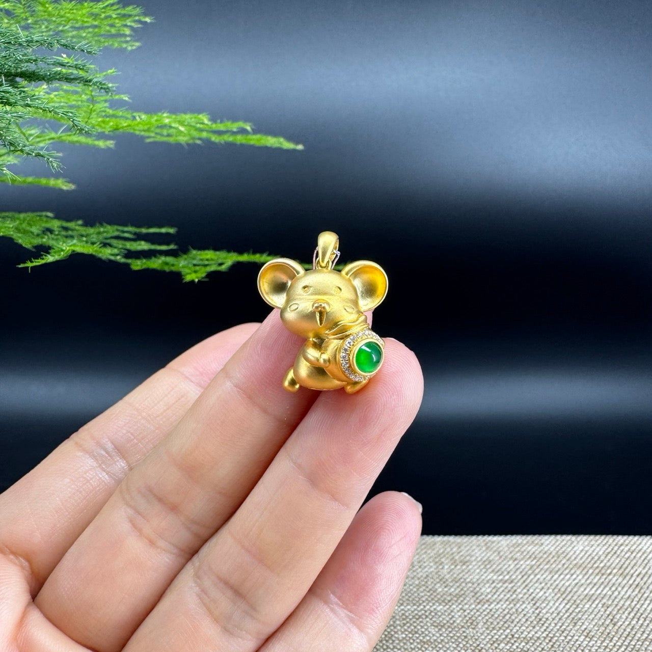 The pendant shape of the mouse.The pendant color is imperial green.