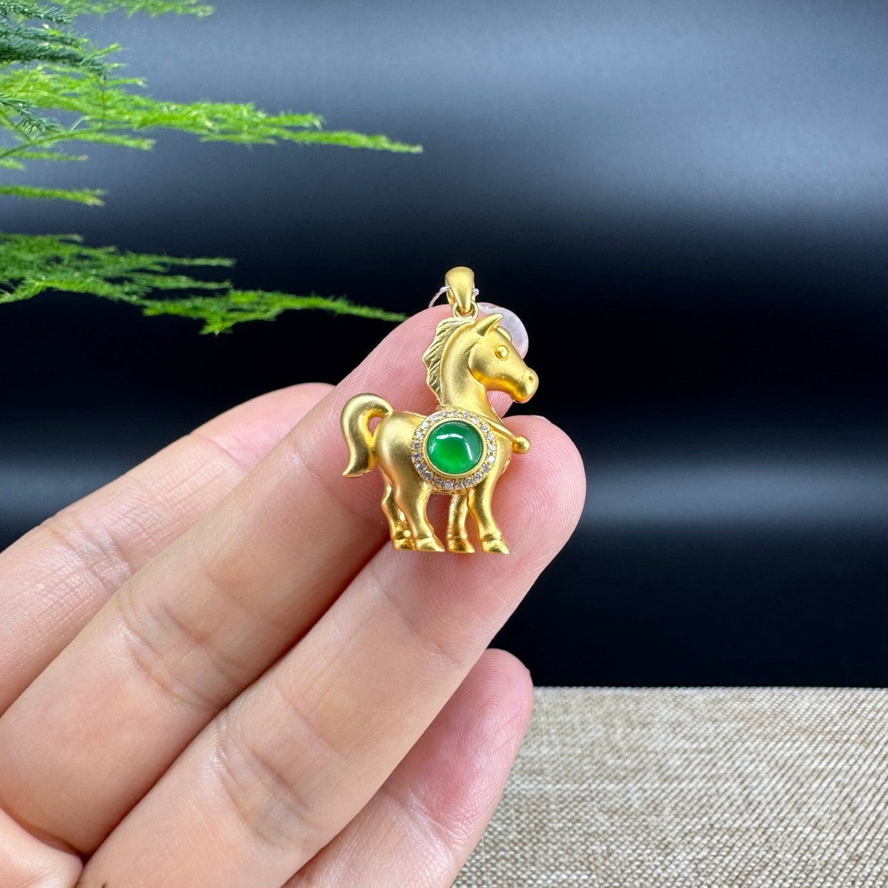 The pendant shape of the house.The pendant color is imperial green.