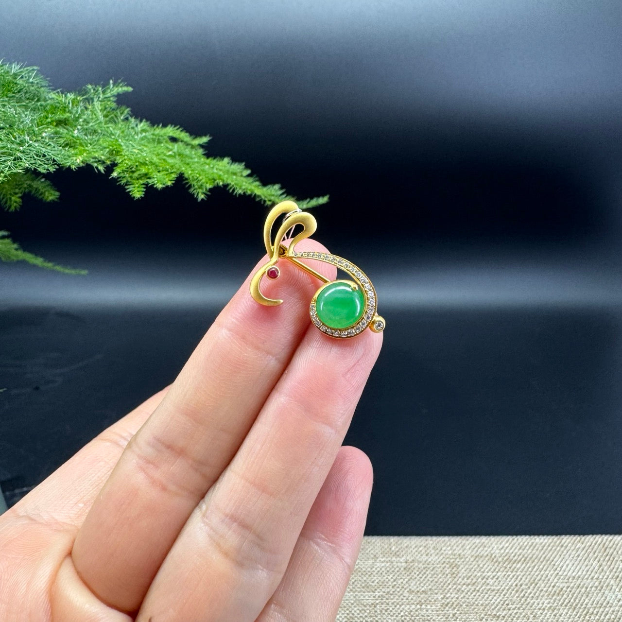 The pendant shape of the rabbit.The pendant color is imperial green.