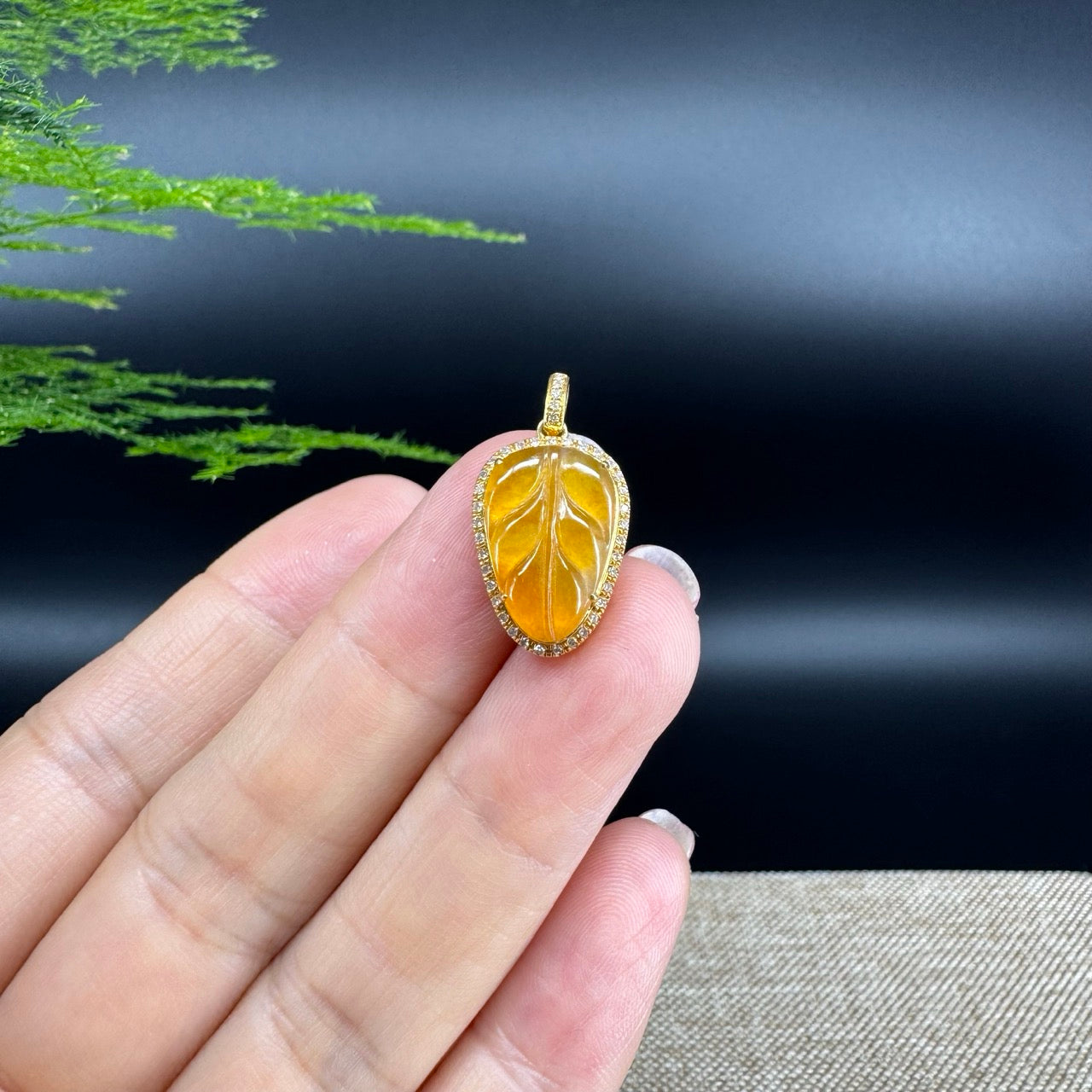The pendant shape of the leaf.The pendant color is yellow.