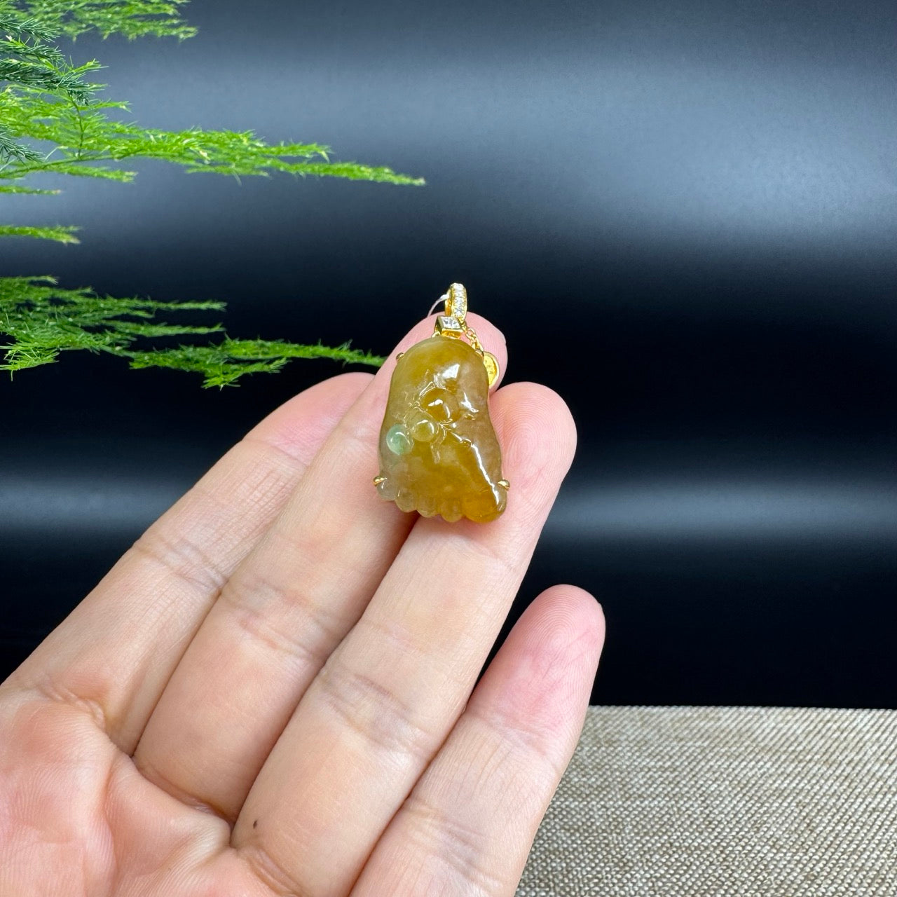 The pendant shape of the buddha's foot.The pendant color is yellow