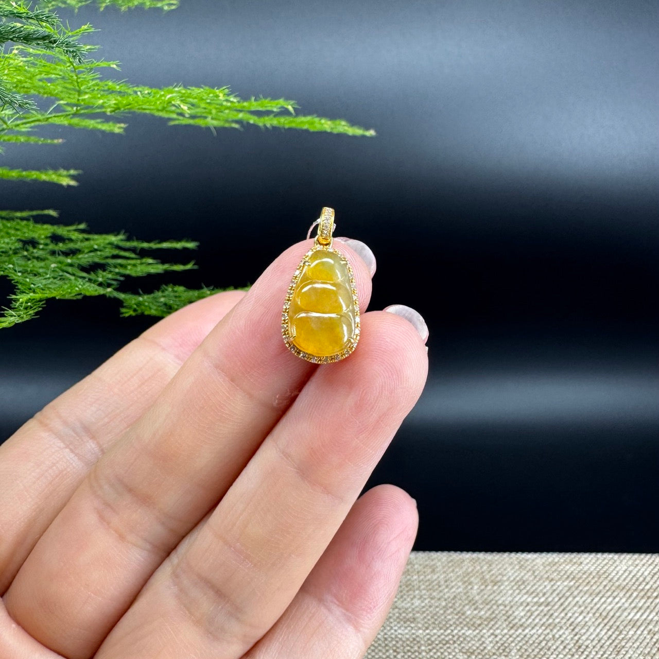 The pendant shape of the fudou.The pendant color is honey yellow.