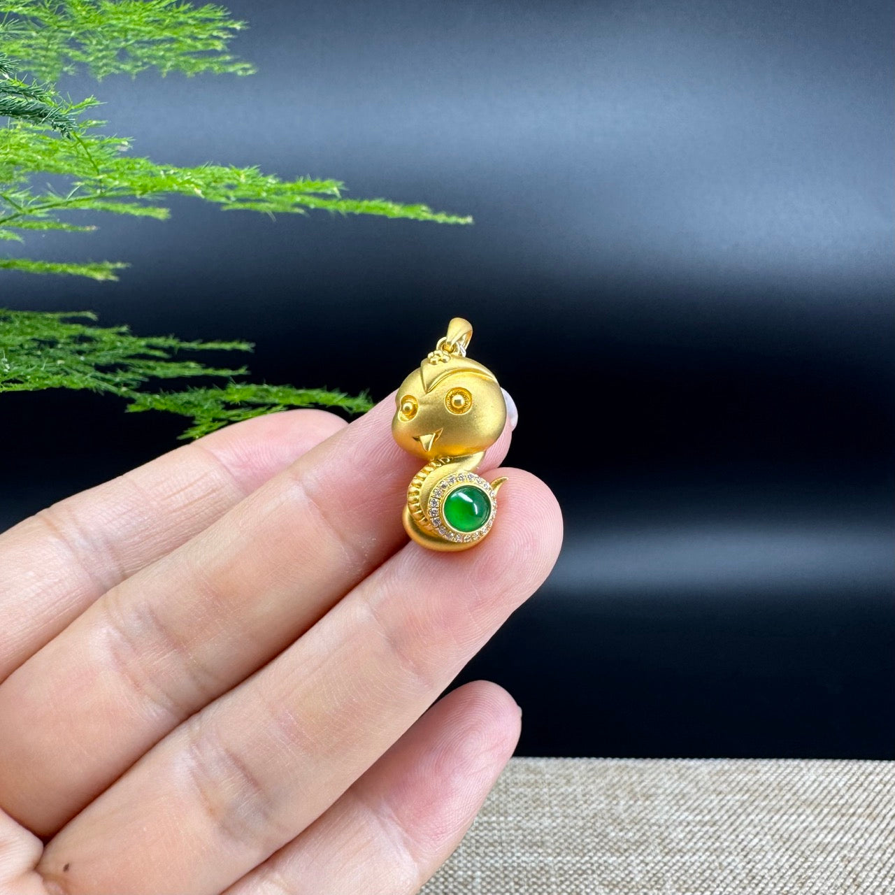 The pendant shape of the snake.The pendant color is imperial green.