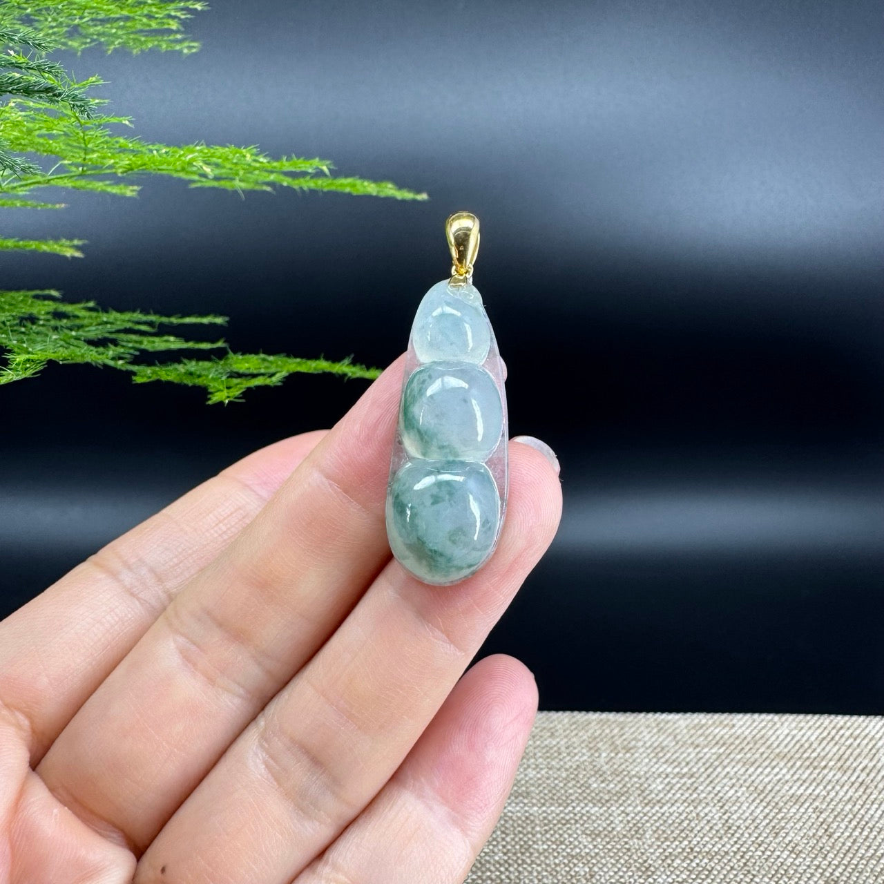 The pendant shape of he fudou.The pendant color is icy oil green.