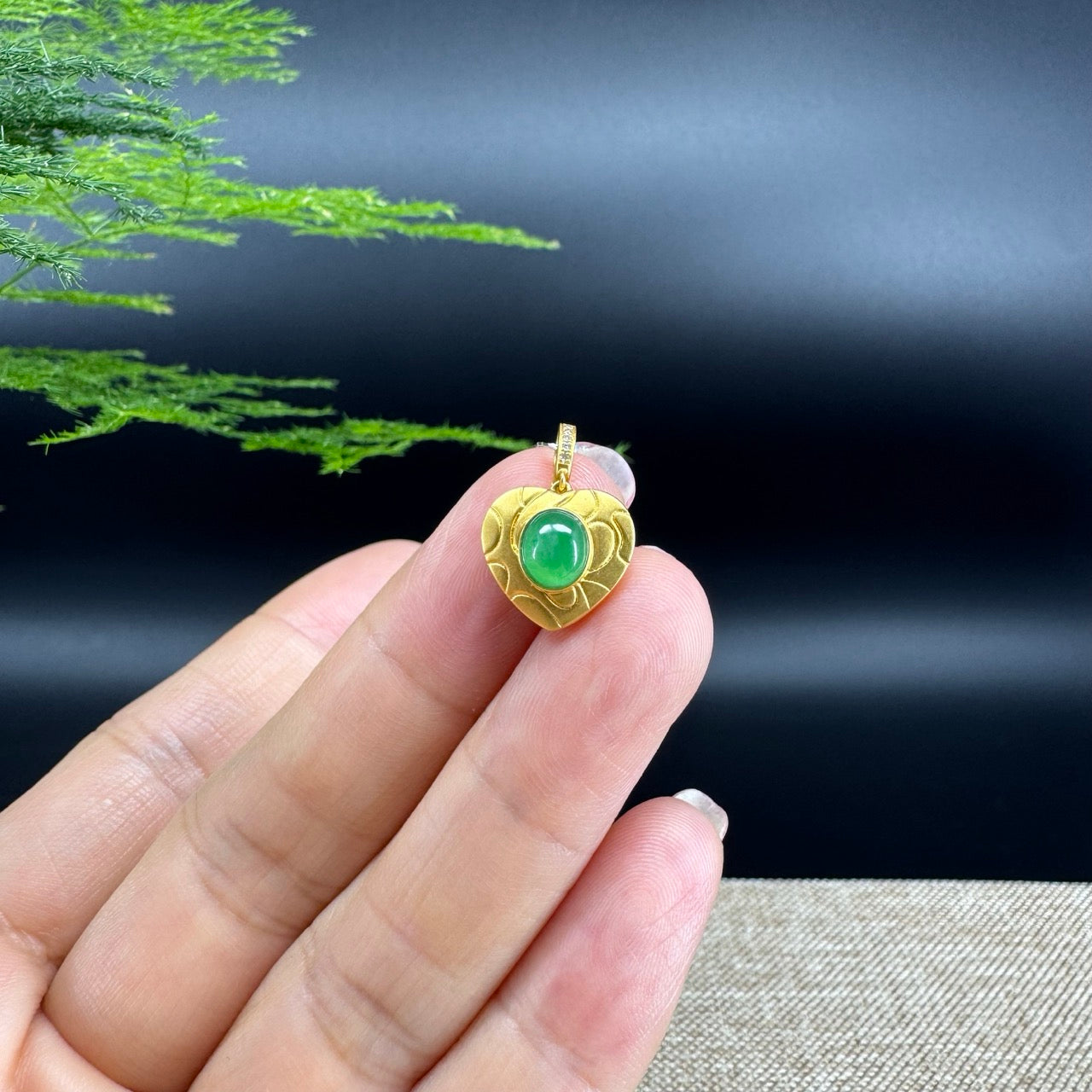 The pendant shape of the heat.The pendan color is imperial green.