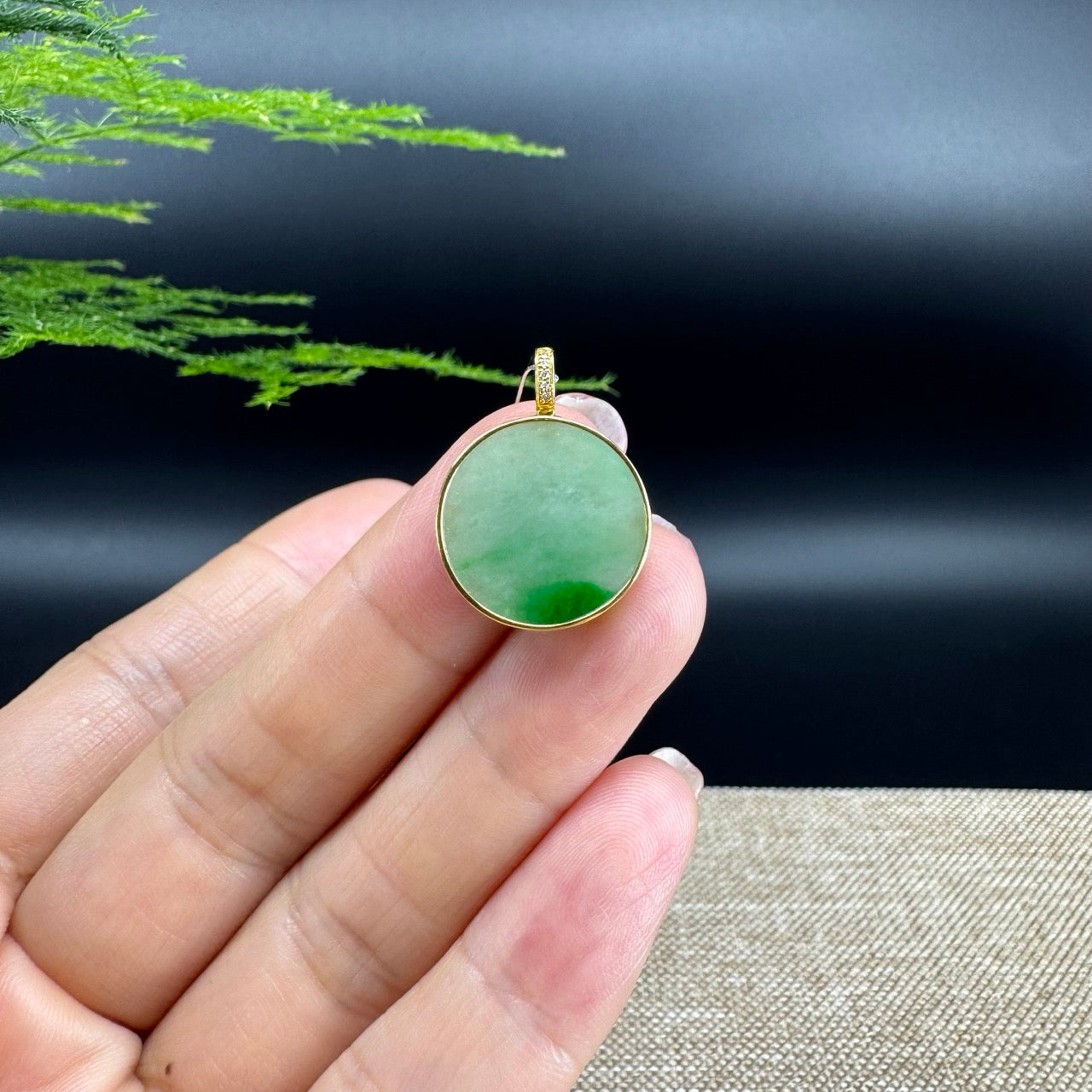 The pendant shape of the round.The pendant color is icy green.