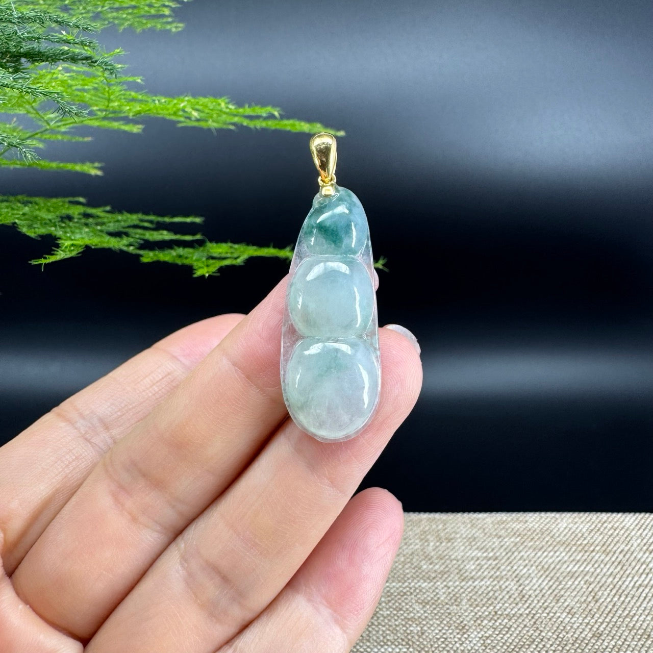 The pendant shape of the fudou.The pendant color is icy green.