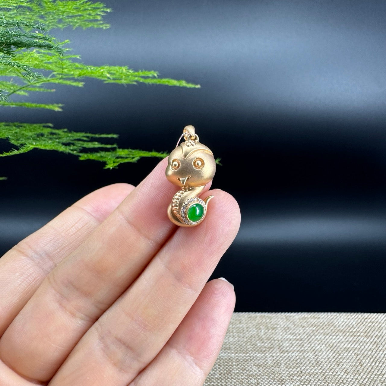 The pendant shape of the snake.The pendant color is imperial green.