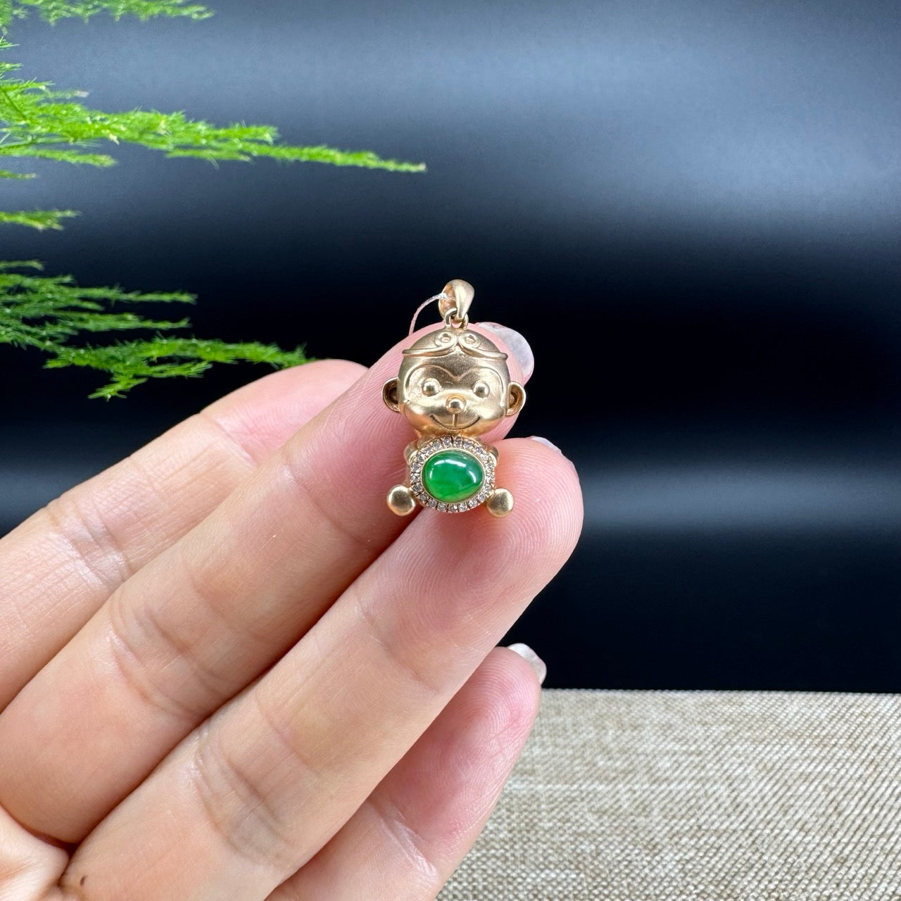 The pendant shape of the monkey.The pendant color is imperial green.