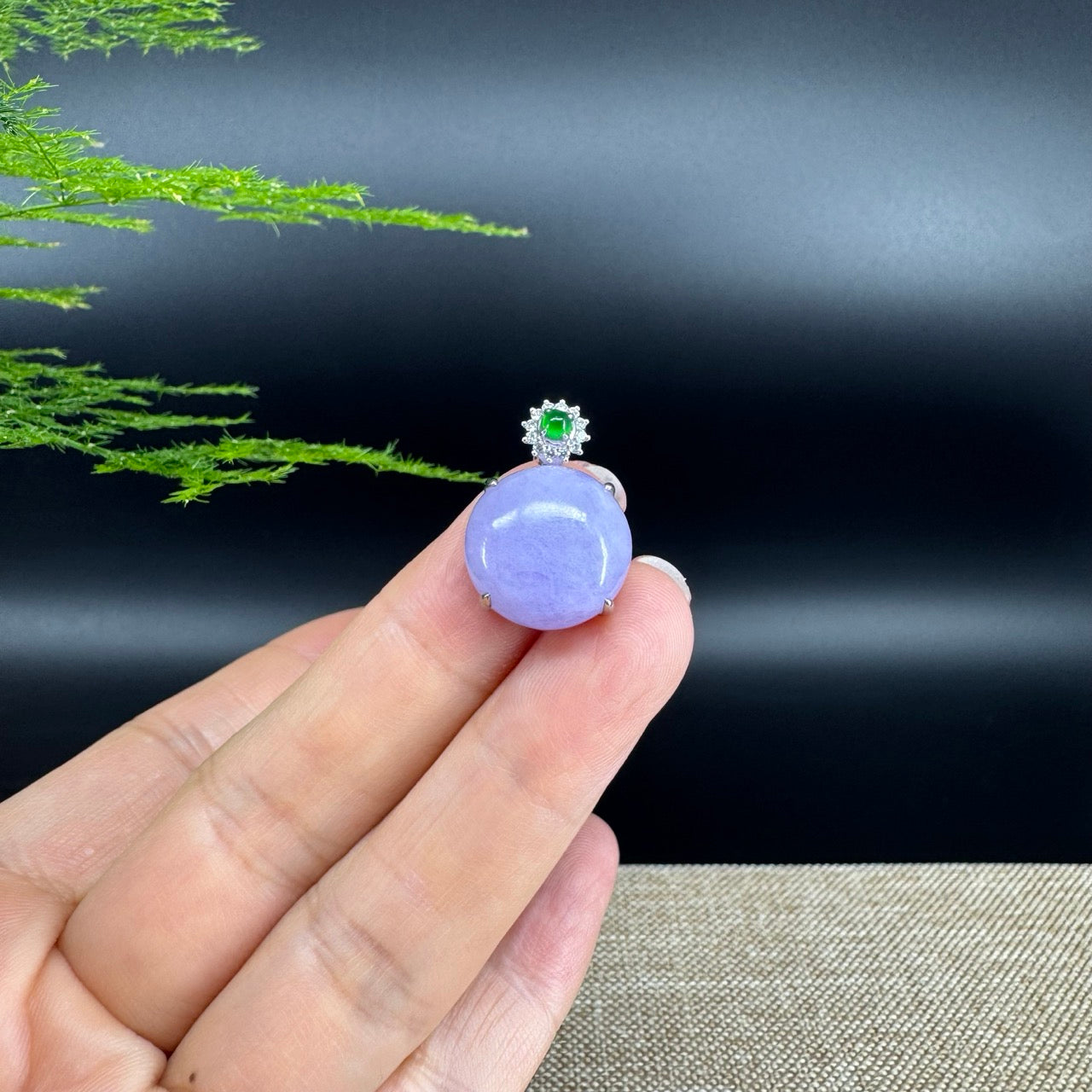 The pendant shape of the round.The pendant color is lavender.