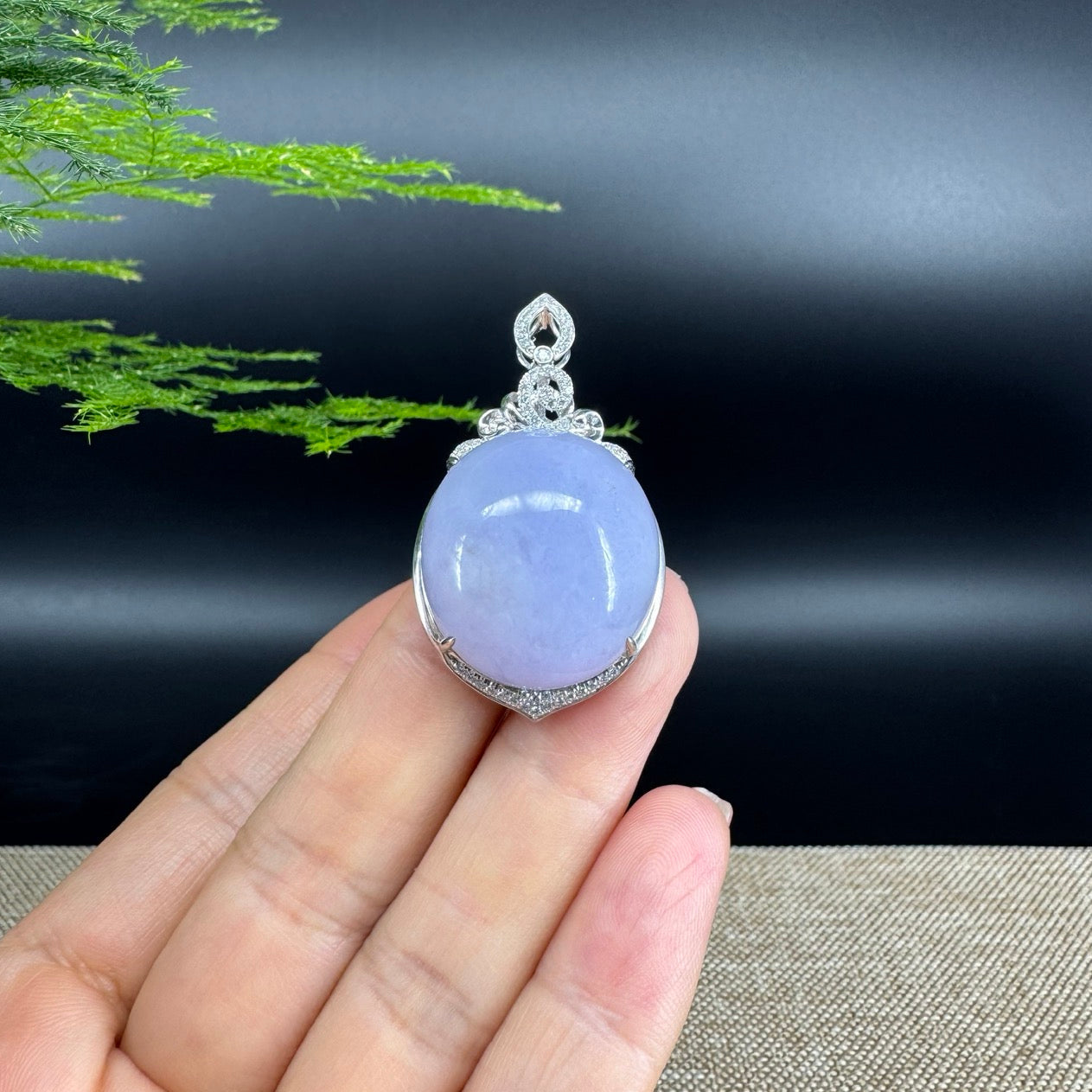 The pendant shape of the round.The pendant color is lavender.