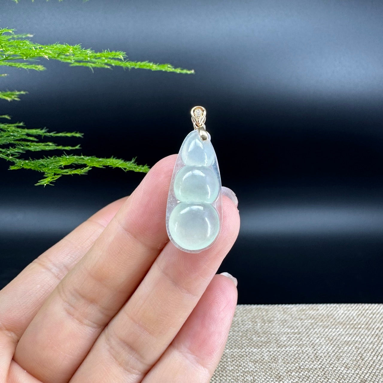 The pendant shape of the fudou.The pendant color is icy.
