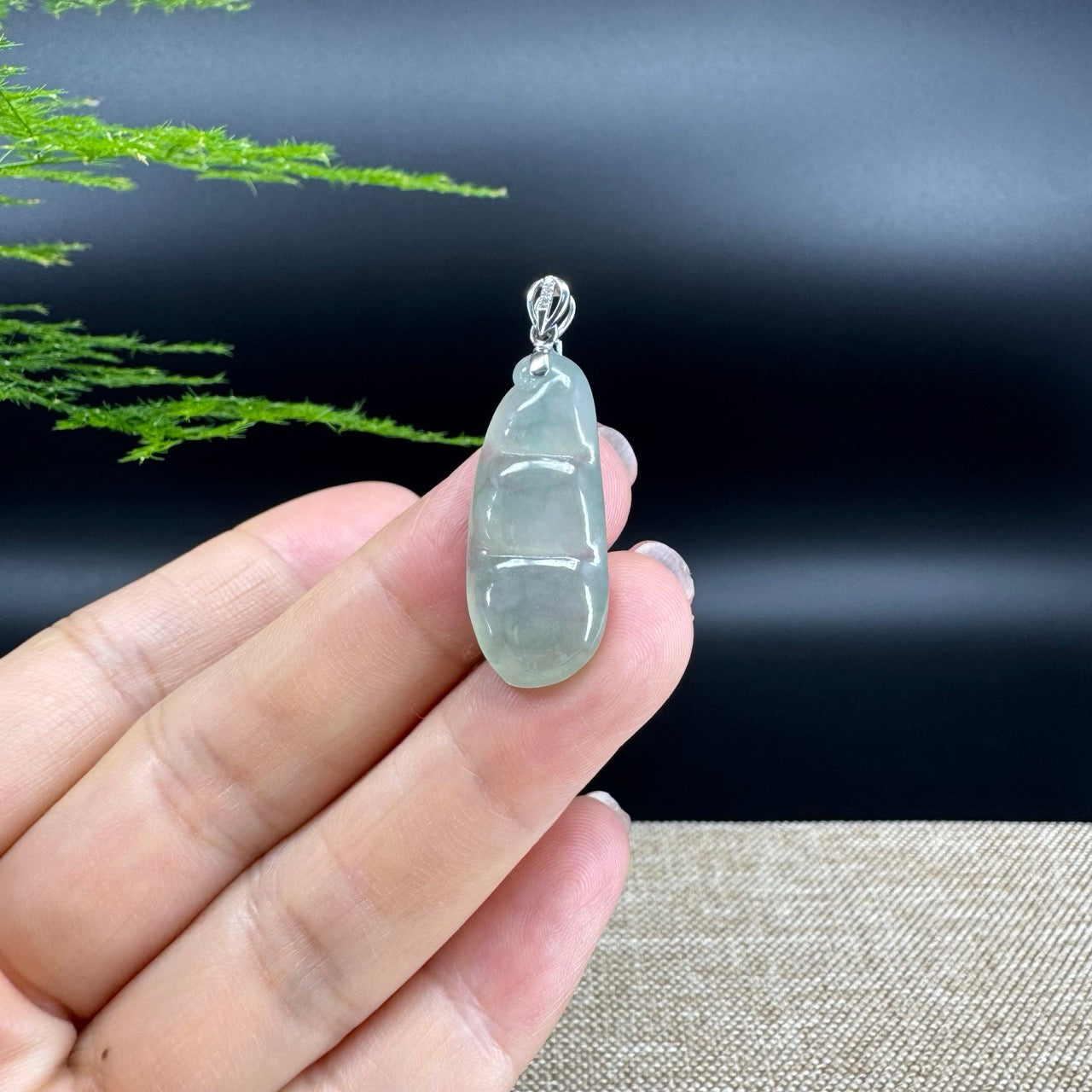 The pendant shape of the fudou.The pendant color is icy.