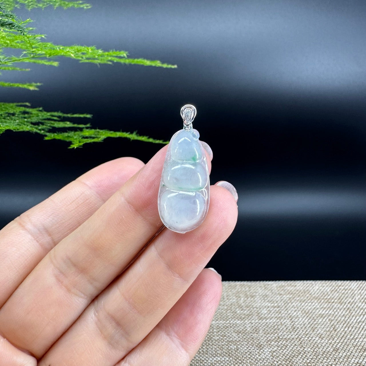 The pendant shape of the fudou.The pendant color is icy green.