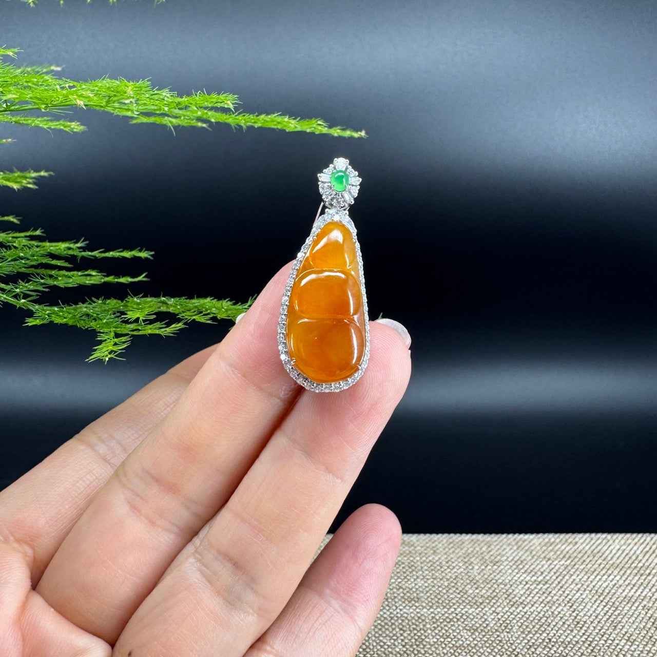 The pendant shape of the fudou.The pendant color is honey yellow.