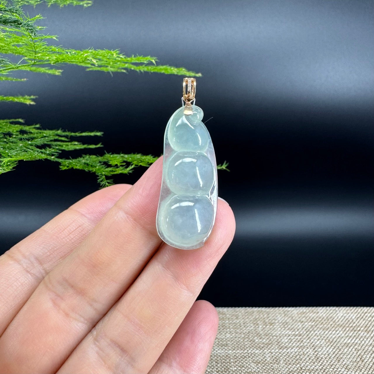 The pendant shape of the fudou.The pendant color is icy green.