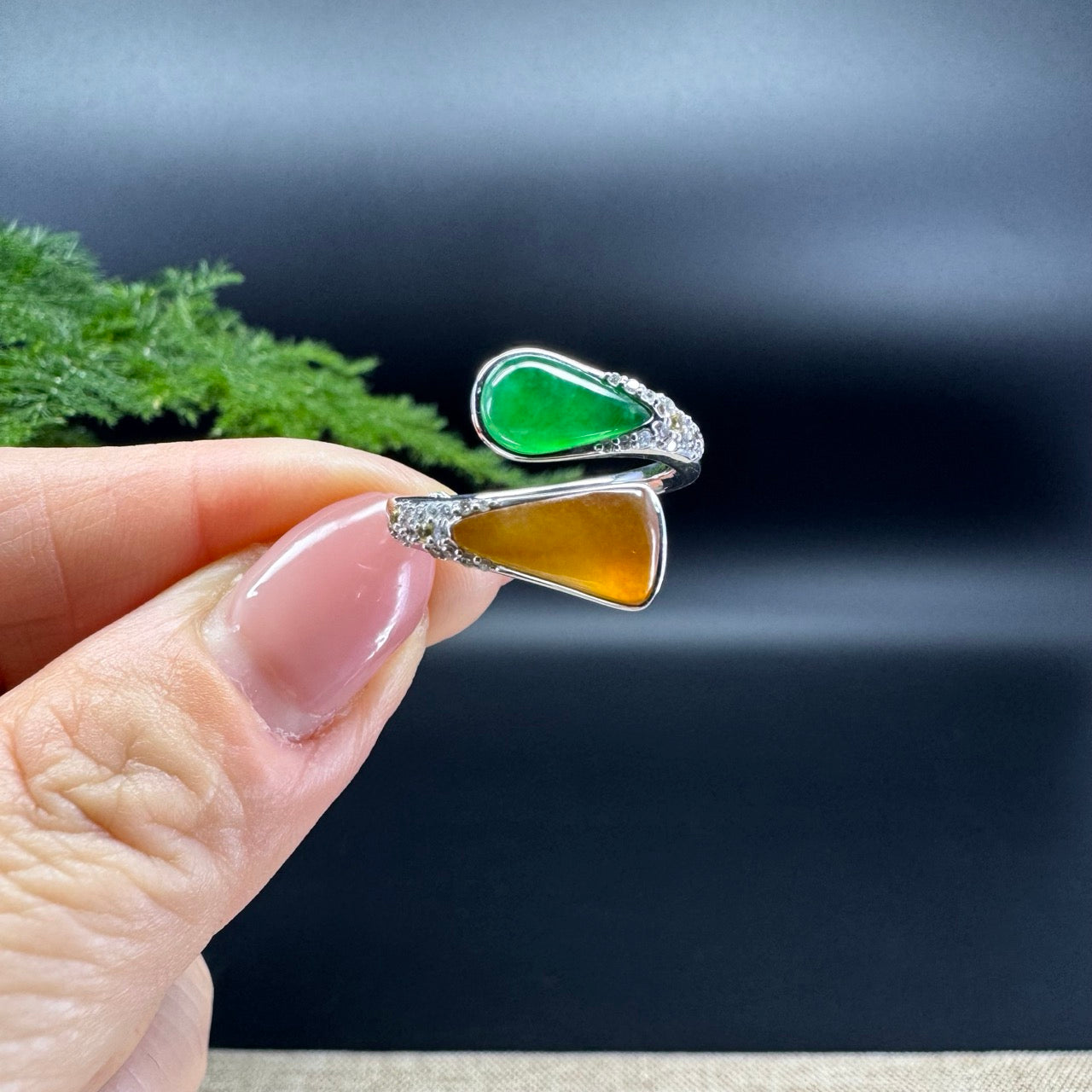 The shape of the ring is irregular.The ring colors are yellow and green.