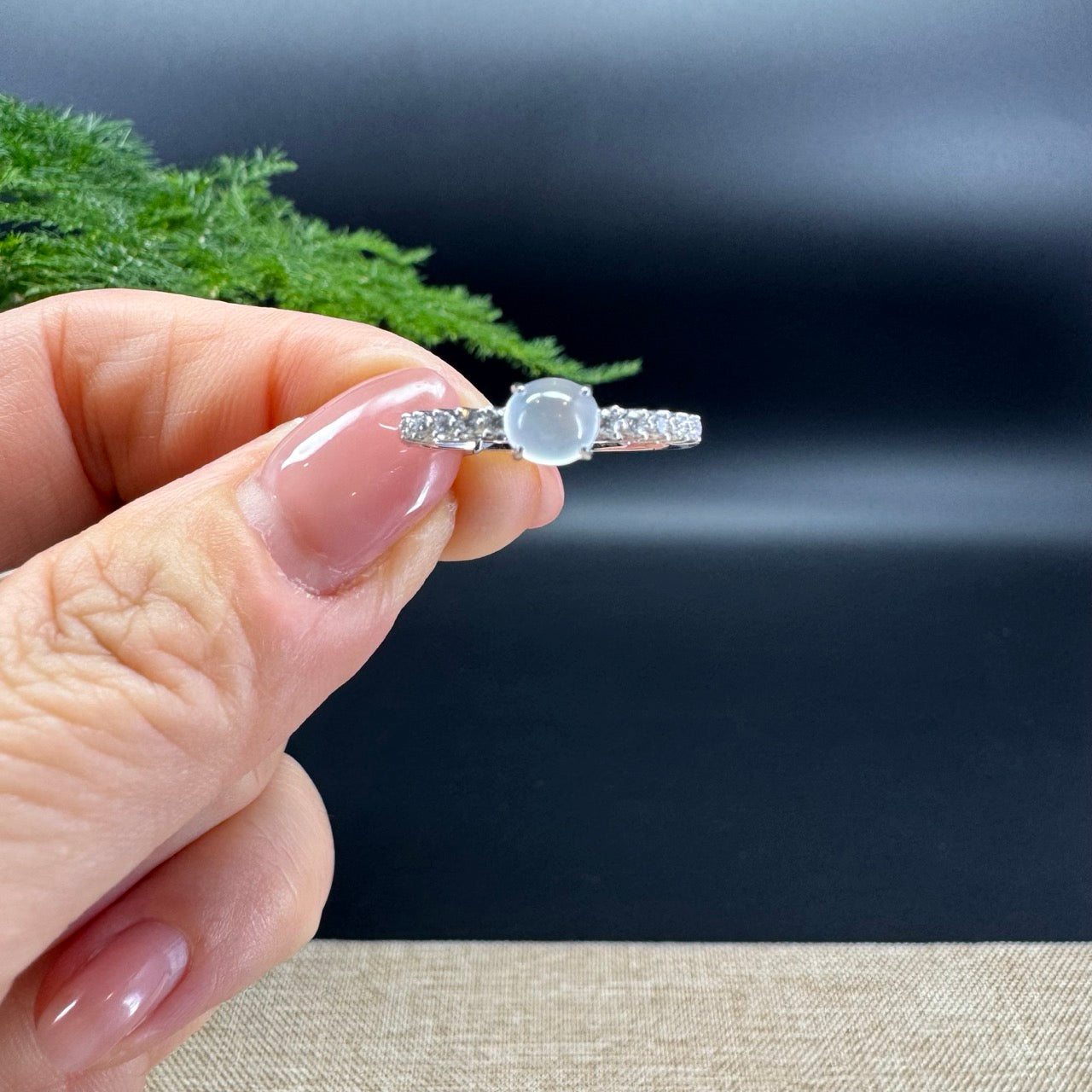 The shape of the ring is round.The ring color is icy.