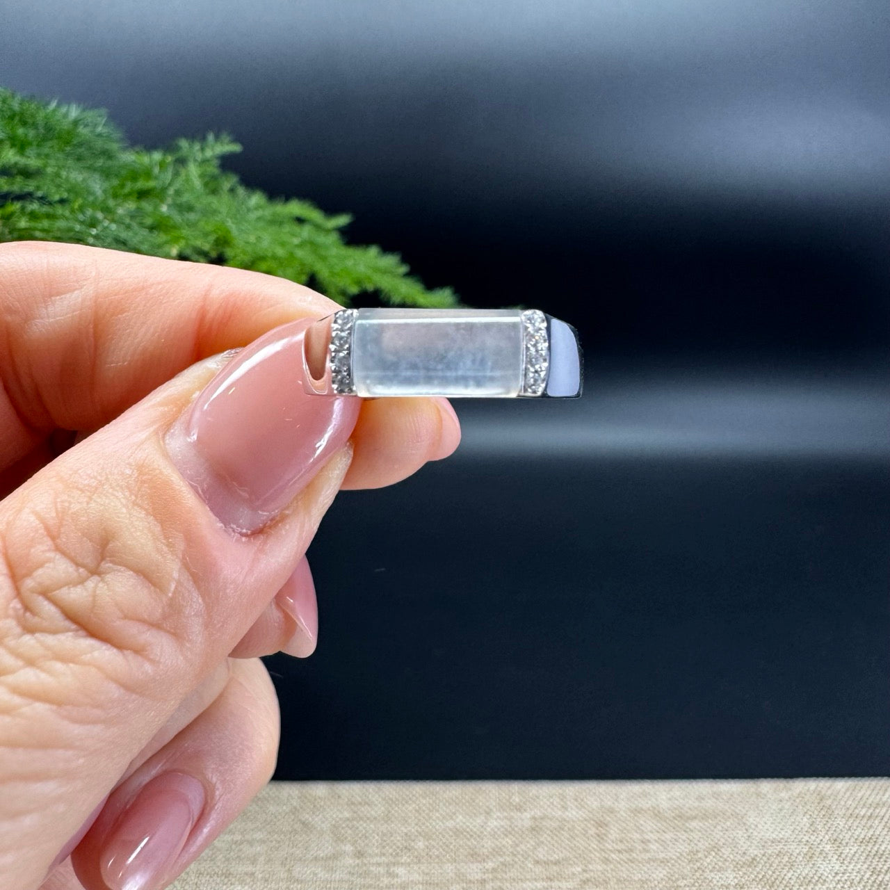 The shape of the ring is bamboo.The ring color is icy.