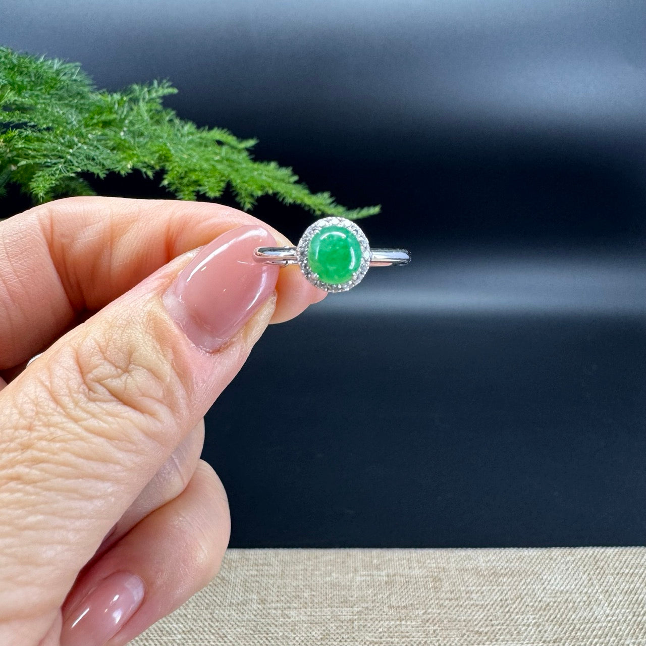 The shape of the ring is round.The ring color is green.