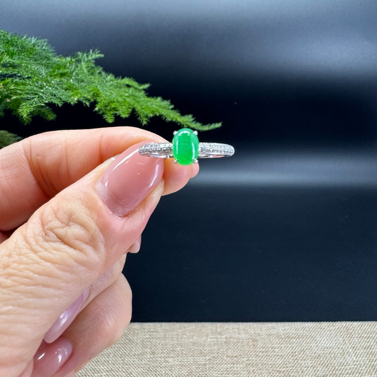 The shape of the ring is round.The ring color is green.