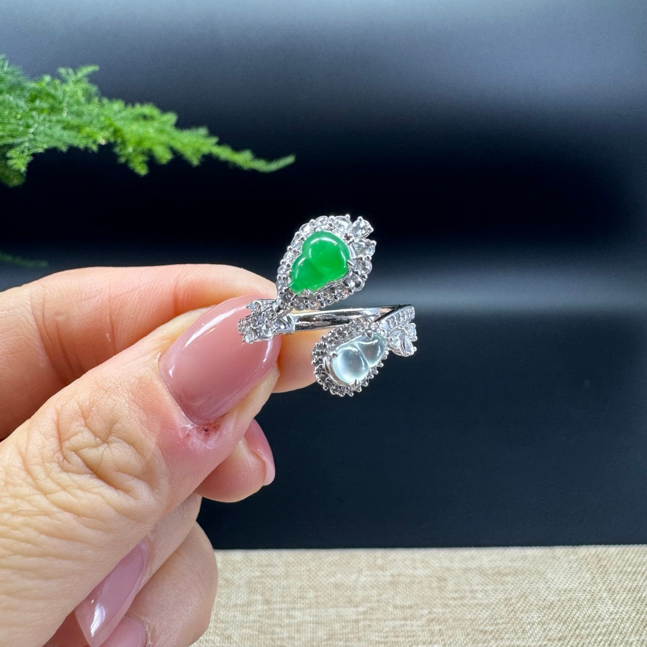 The ring shape of the hulu.The hulu colors are icy and green.