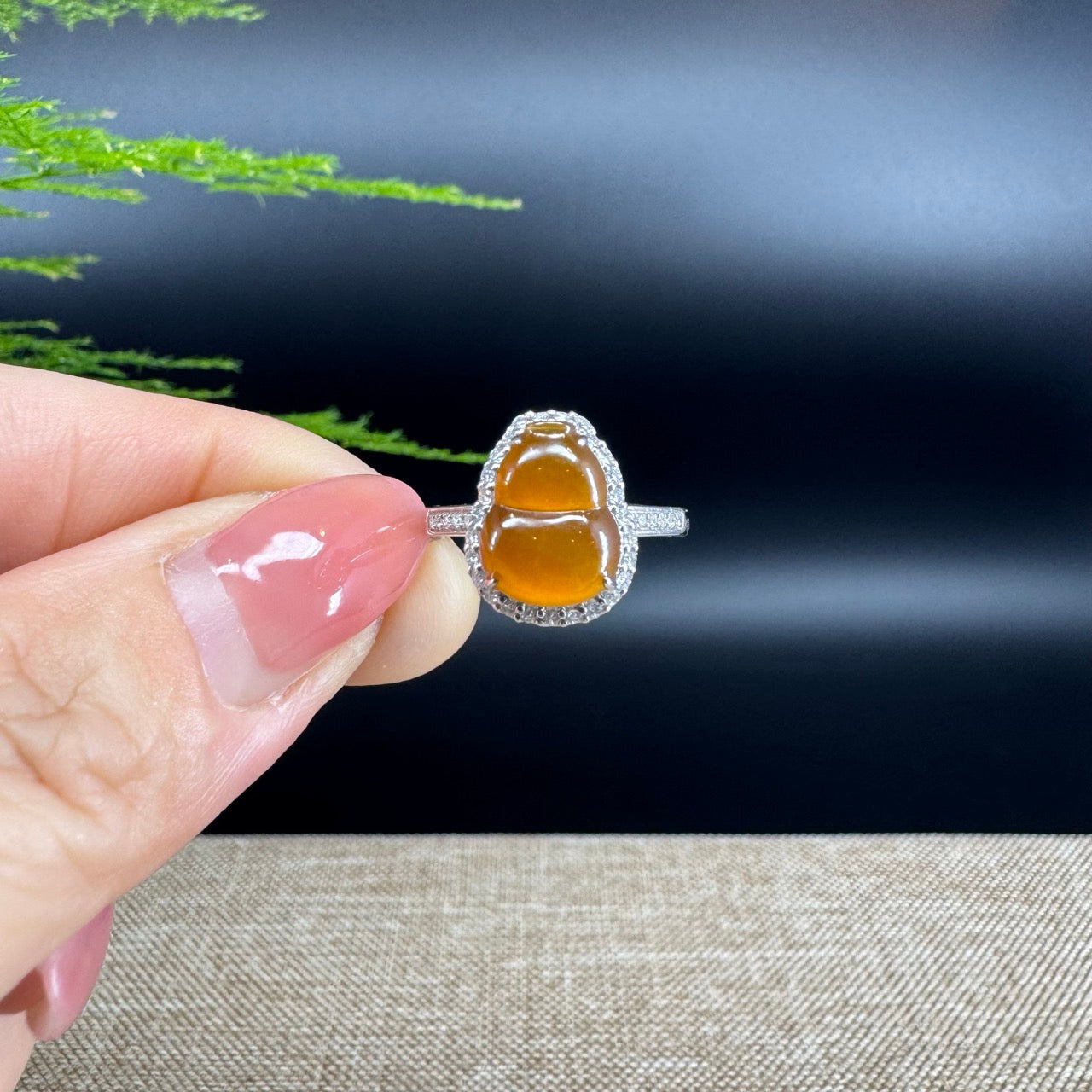 The ring shape of the hulu.The ring color is honey yellow.