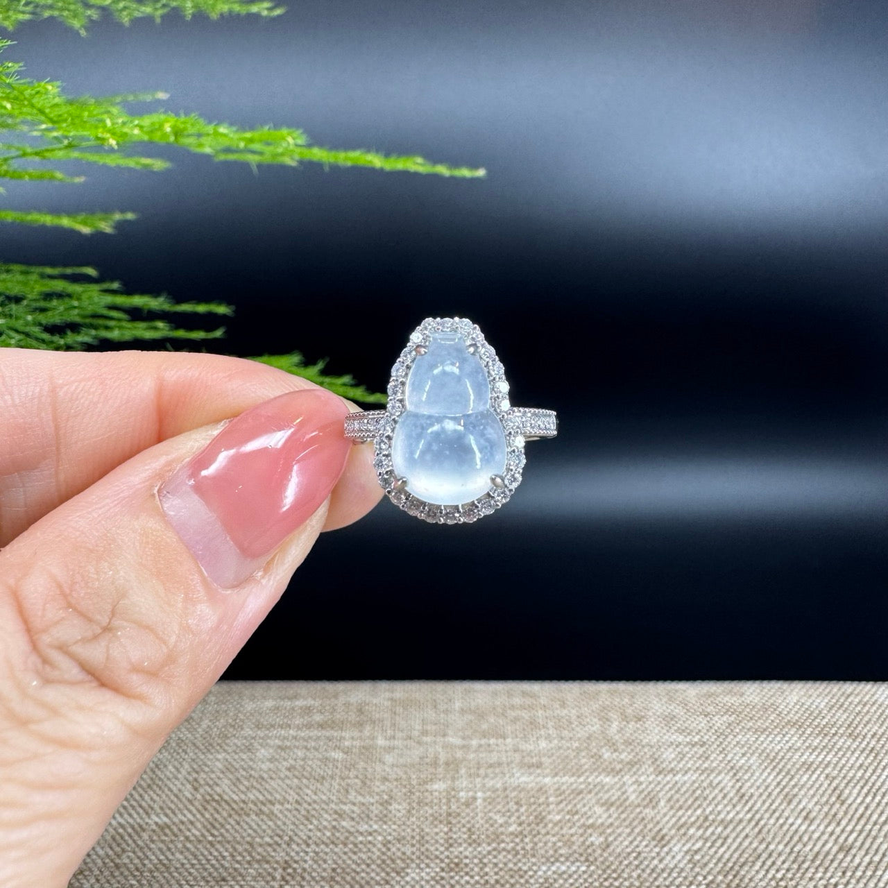 The ring shape of the hulu.The ring color is icy