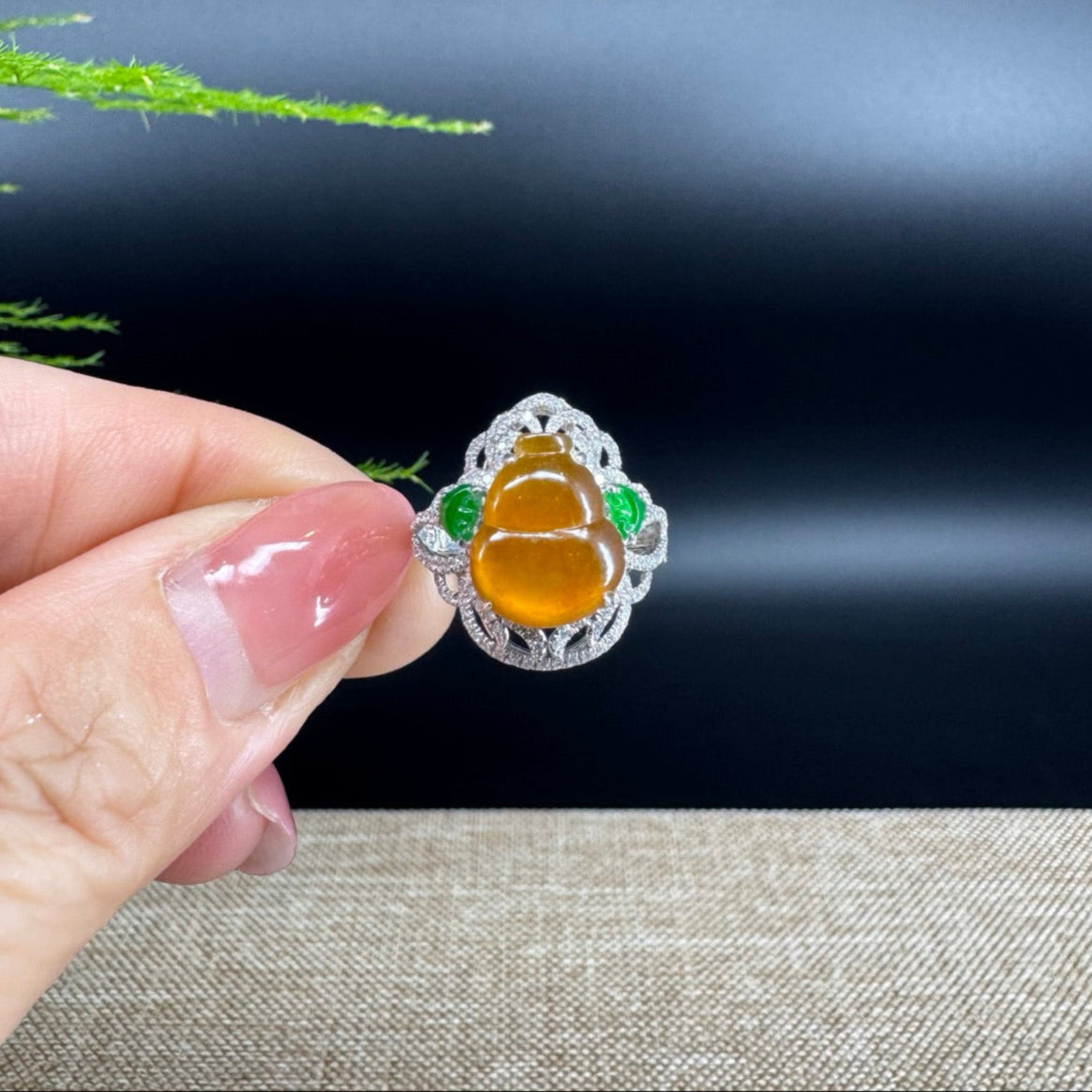 The ring shape of the hulu.The ring color is honey yellow.