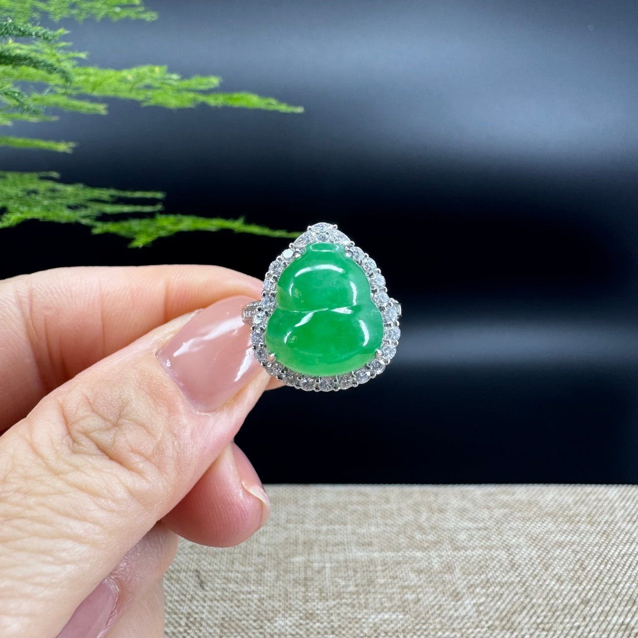 The ring shape of the hulu.The ring color is green.