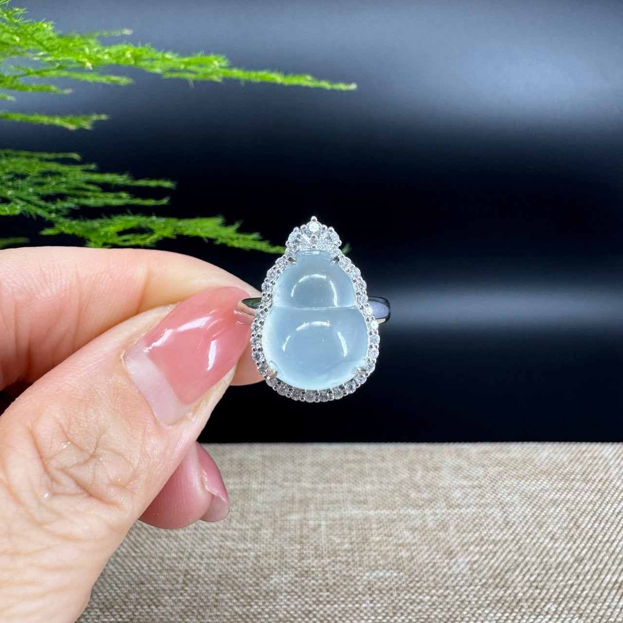 The ring shape of the hulu.The ring color is icy.