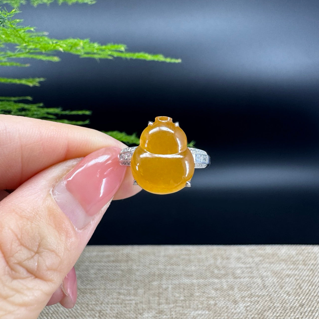 The ring shape of the hulu.The ring color is honey yellow.