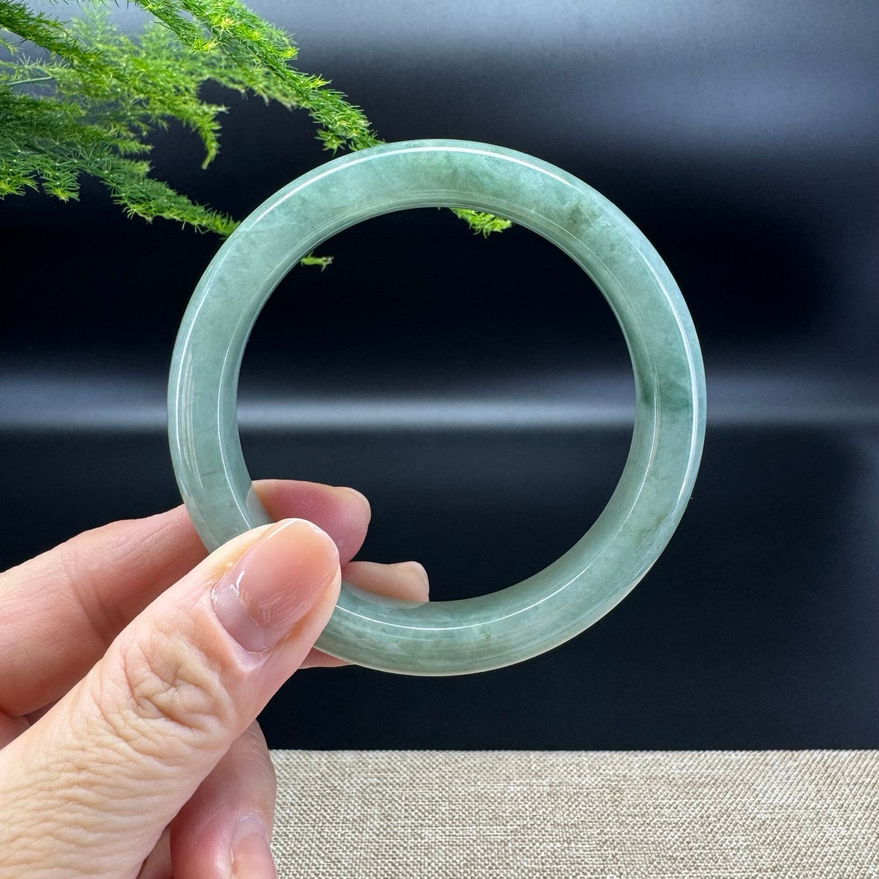 The bangle shape of the half round.The bangle color is spicy green.