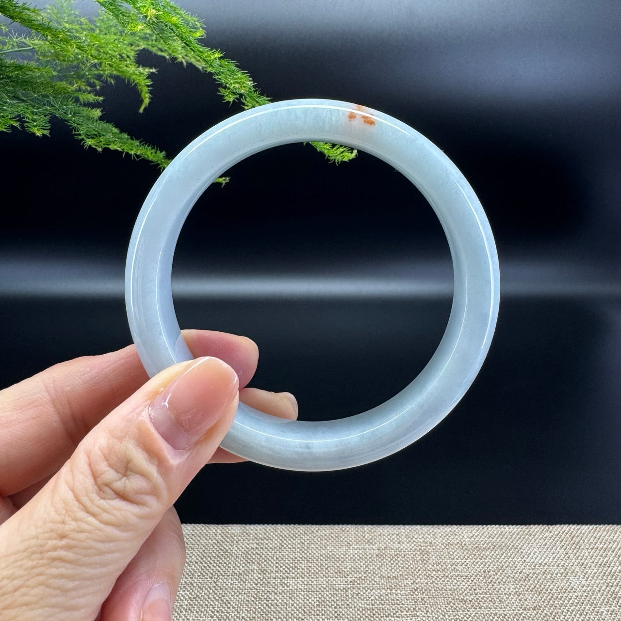 The bangle shape of the half round.The bangle color is green and a bit of sajin.