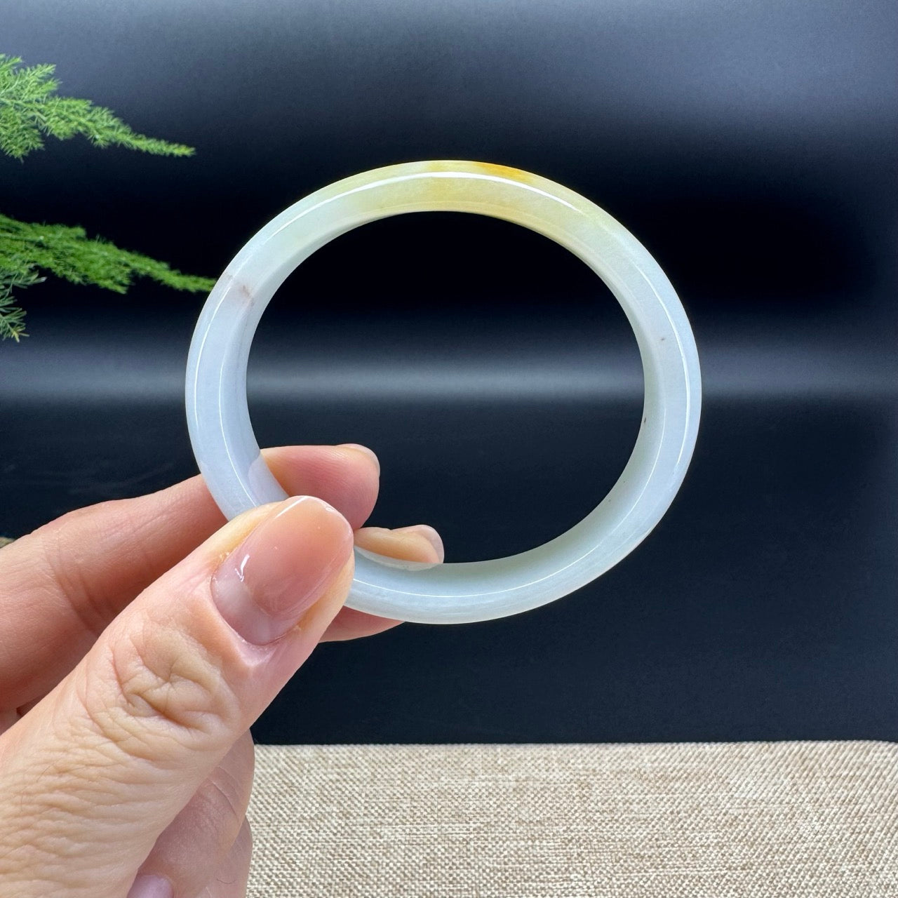 The bangle shape of the oval.The bangle color is white yellow.