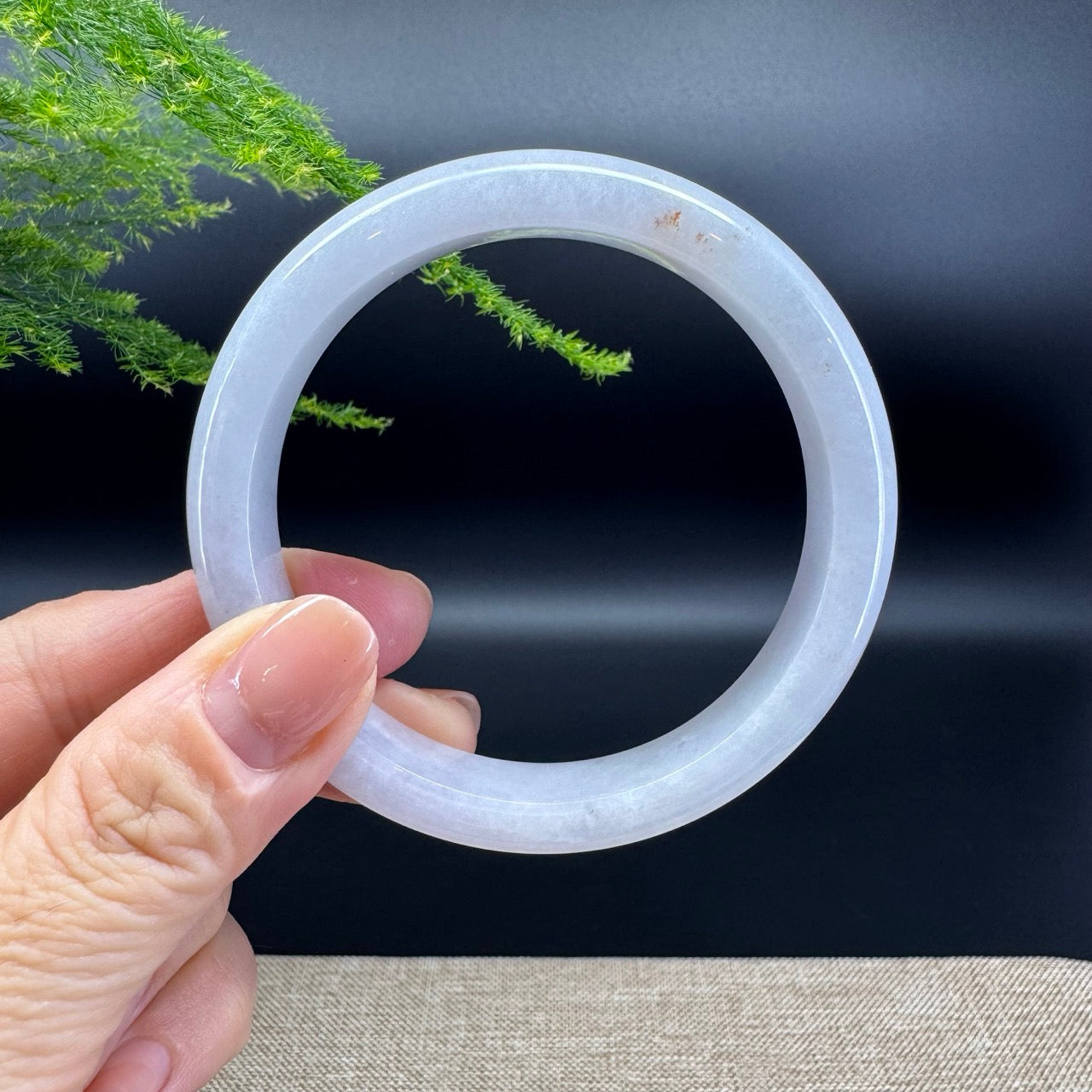 The bangle shape of the half round.The bangle color is lavender and some sajin.