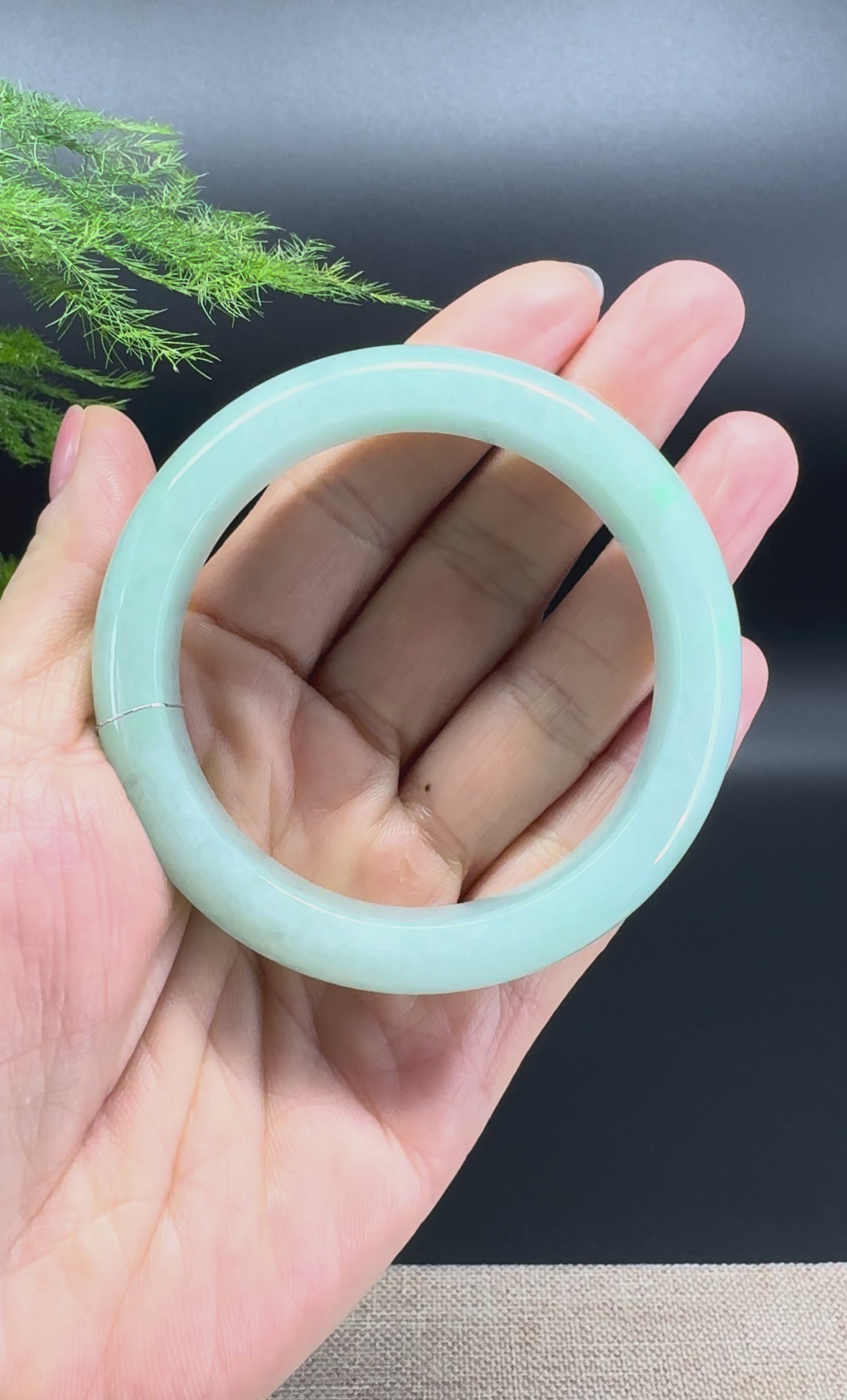 Load and play video in Gallery viewer, Genuine Burmese Green Jade Jadeite Bangle Bracelet ( 55.1mm )
